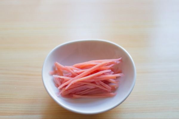 https://images.food52.com/zIo3ORrAXiPOMvJ9jVU-hjUnt28%3D/85a7bf45-4170-463b-94e4-0cbac8419dd2--red_pickled_ginger_nanamikitchen.com-8.jpg